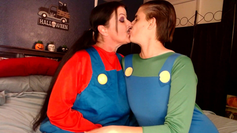 Abby Anna: Lesbian Bercium Halloween Cosplay