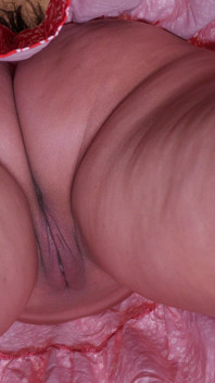 Milf Tina - coño debajo de la falda roja