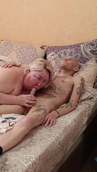 Schwiegermutter nach muschi-masturbation lutscht meinen schwanz bis zum abspritzen