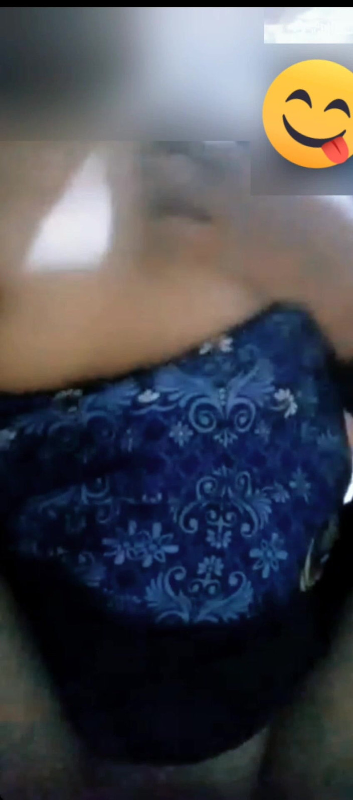 Astriana88: Videoanruf mit Lehrerin, die natürliche große Brüste zeigt