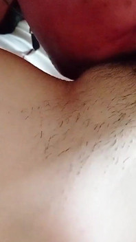 POV: Min man utforskar min håriga fitta, slickar och kysser tills jag får en läcker riktig orgasm
