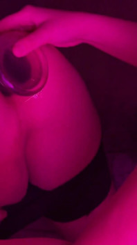 Un grande dildo scopa il culo del ragazzo