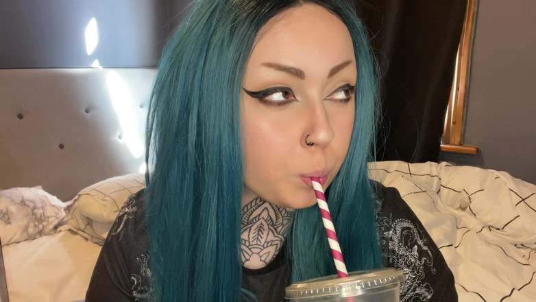Miss Valentina: Kaufe meinen Iced Latte bitchboy