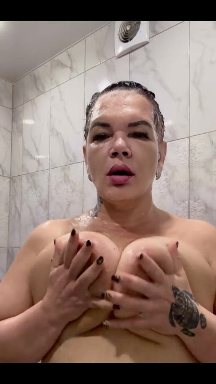 KarmenMilf: 我在淋浴 ️️️时玩耍️