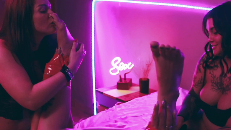 Evol Feet: Pies Atados Para El Placer De Estas Chicas Traviesas
