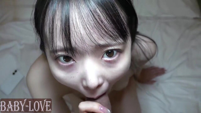 TOKYO HONEY TRAP: 자연의 매력. 흑발 날씬한 미녀는 대담한 사적인 순간에 빛나고, 자신감 넘치는 매력을 유지합니다.