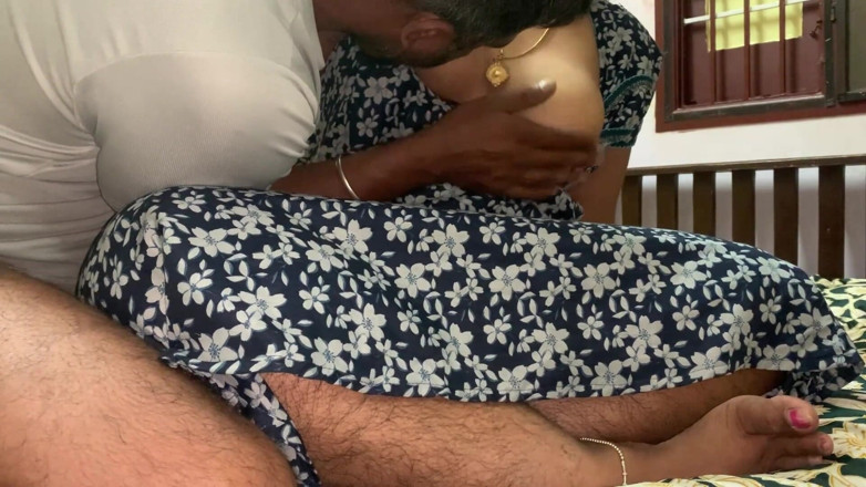 Karthi: 泰米尔男孩吮吸他的阿姨的胸部和舔阴直到高潮