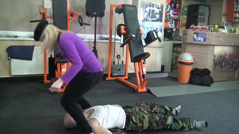 Femdom Austria: Blonde slet met bril en haar slaaf in de sportschool