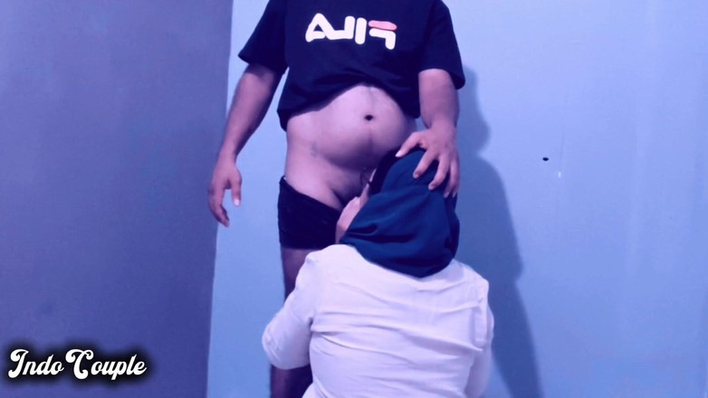 Indo Couple: Tesettürlü kız gerçek Müslüman çift sikişiyor