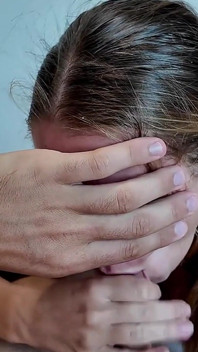 Le sexe passionné finit en éjaculation sur son gros cul