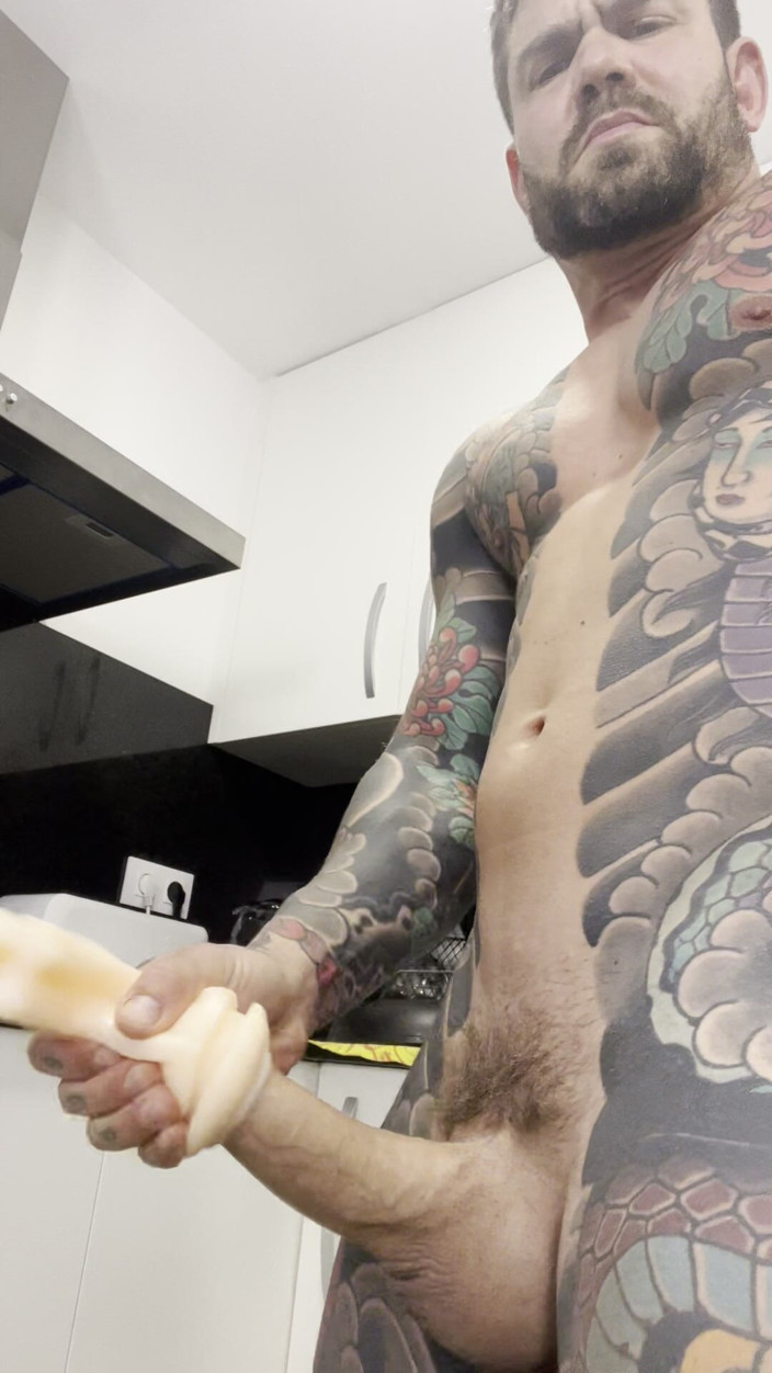 Juan Lucho Gay: Paja En La Cocina De Guapo Musculado