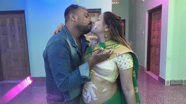Sona bhabhi: 新年庆祝活动时间哥在切完蛋糕后和她的小鲜肉狠操