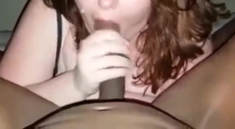 Real homemade BBW BBC porn: Cowok ini nyepong kontol besar pria kulit hitam sambil jilat...