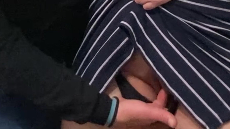 Niki studio: Aku membiarkan orang asing menyentuh memekku di bawah gaun di...