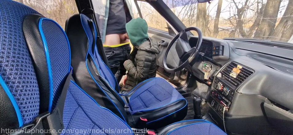 ArchiRusik: Tato děvka na dálnici mě šukal s velkým penisem a naplnil...