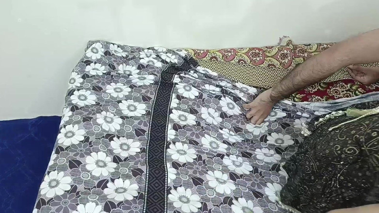 RajuIndianPorn: Cea mai frumoasă mătușă indiană suge pula și se fute tare...
