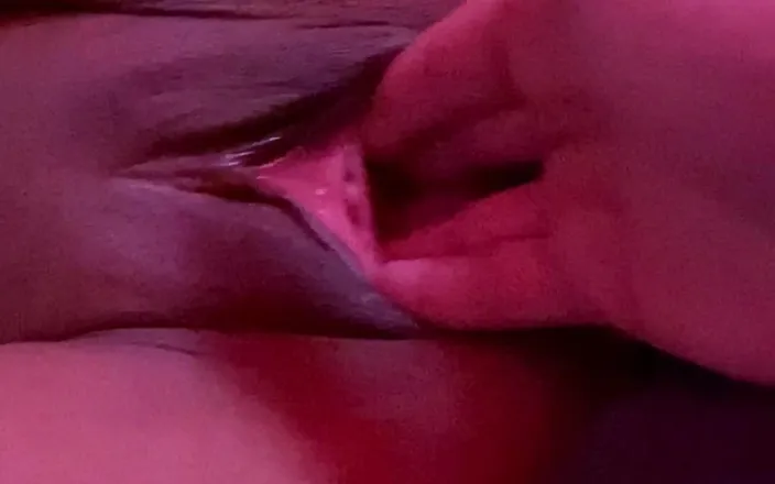 Xcarlitota: Fingerlicking