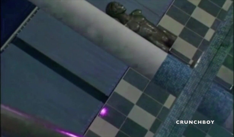 Crunch Boy: Perenang berotot berkongkek di kolam renang