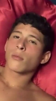 このモデルのチンコは私の顔と同じくらいの大きさです!なんて光栄なことでしょう!