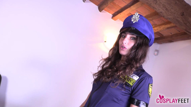 Feet & Cosplay: セクシーな警官テナがあなたに必要な情報を手に入れよう誘惑する