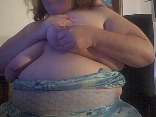 BBW nurse Vicki adventures with friends: Freche camshow mit goldenem kleid 19 min