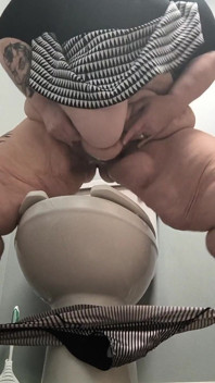 Oh mon dieu, tellement de pisse, une culotte remplie de brume dorée