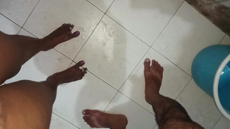 Hot Tamil Couple: 我的妻子saranya浴秀