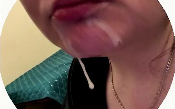 BigSexShow: Esposa real puta lamiendo semen de mano