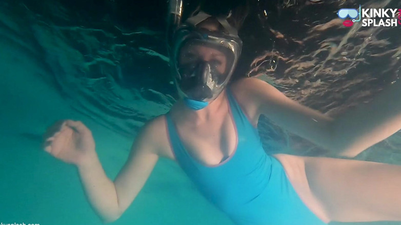 UKCuteGirl Lucy Lauren: Nachtschwimmen in latex-badeanzug &amp;vollgesichtsmaske