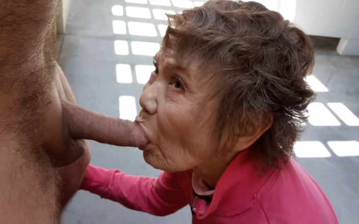 Cock Sucking Granny: Nenek seusianya suka banget jadi cowok pecandu nyepong kontol