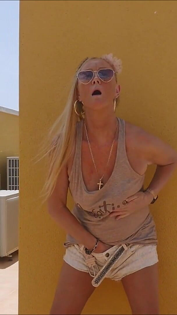 Fingering & Spreading My Pussy Outdoors with Shorts Pulled Down (Natalie K) Fingering & Spreading My Pussy Outdoors with Shorts Pulled Down (Natalie K)
