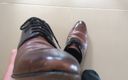 Manly foot: Oliendo zapatos en primer plano - zapatos de vestido de cuero...