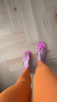 Pertunjukan Kaki dalam sandal jepit