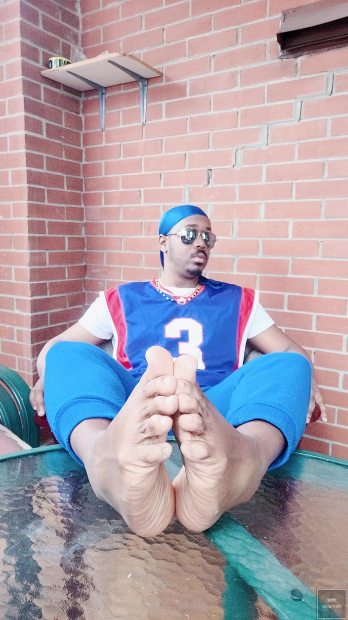 Soft Soleman: I Wiggle e Scrunch My Male Feet (2025)