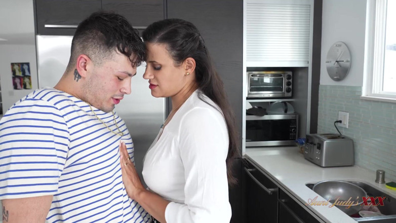Aunt Judy's XXX: AuntjudysXXX - la milf tettona penny barber si fa in piedi...