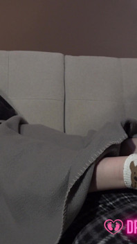 Laura fait un massage sournois des pieds sous la couverture et fait un footjob accidentel - (filles de rêve en chaussettes)