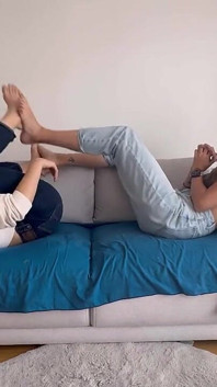 İki kadın ayak güreşi