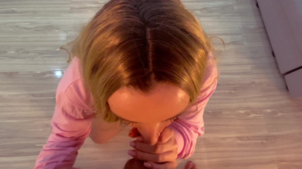 Edita Fantasy: Úžasná blondýnka jemně saje sousedovo obrovské péro a dostane ho...