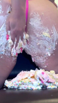 PAWGが大きなお尻で誕生日ケーキを粉砕