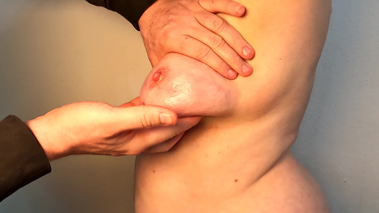 Bouncy Tits Action: 500 ciosów na lewym cycku aż spuchnięty