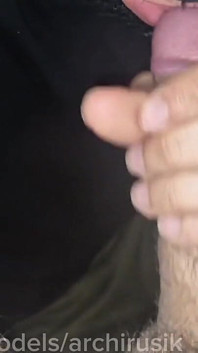 El repartidor de pizza está comiendo mi semen en la puerta, y es impactante, nuevo e increíble!