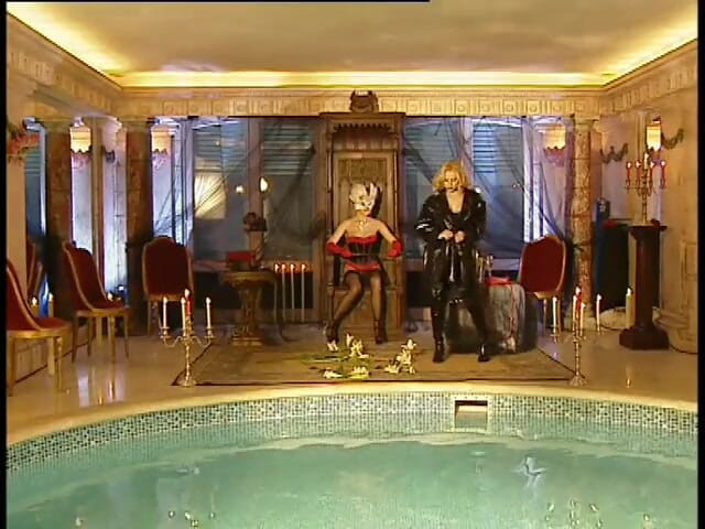 Italian Vintage Porn: İç Çamaşırlı Sarışın Bomba Tutkulu Oyuna Boyun Eğiyor