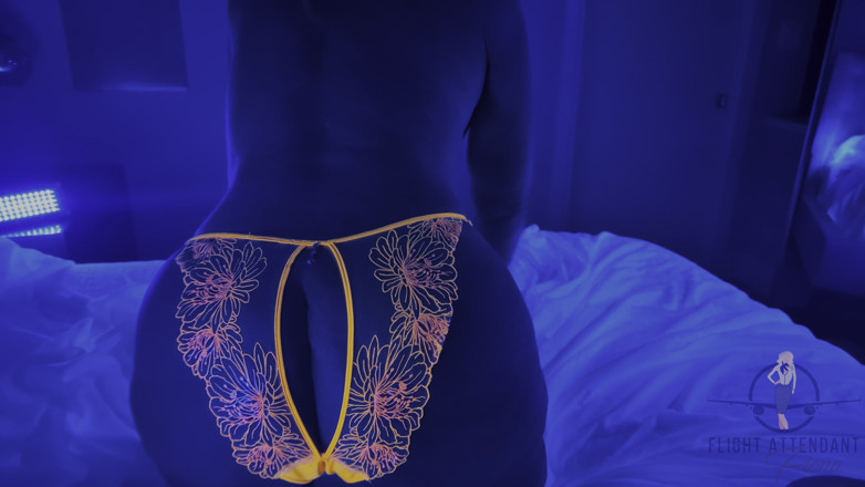 Flight Attendant Fiona: Lumières baissées, lueur en haut