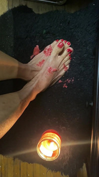 Luz de vela en pequeños pies con dedos sexy