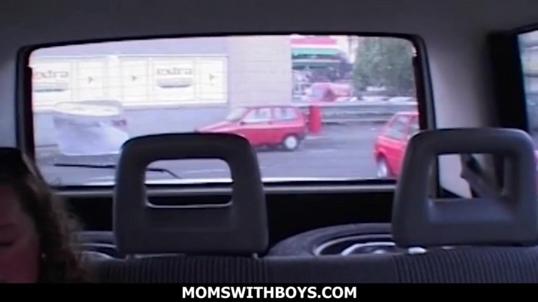 Moms With Boys: Blondynka dojrzała autostopowicz dostaje blondynka dojrzała autostopowicz turysta zostaje zerżnięta