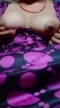 Desi indická dívka aplikovala olej do kundičky a vytáhla vodu z kundičky ve vzteku