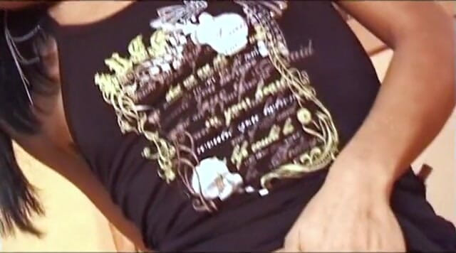 My porn family: Tânără brunetă curvă care își expune pizda într-un parc