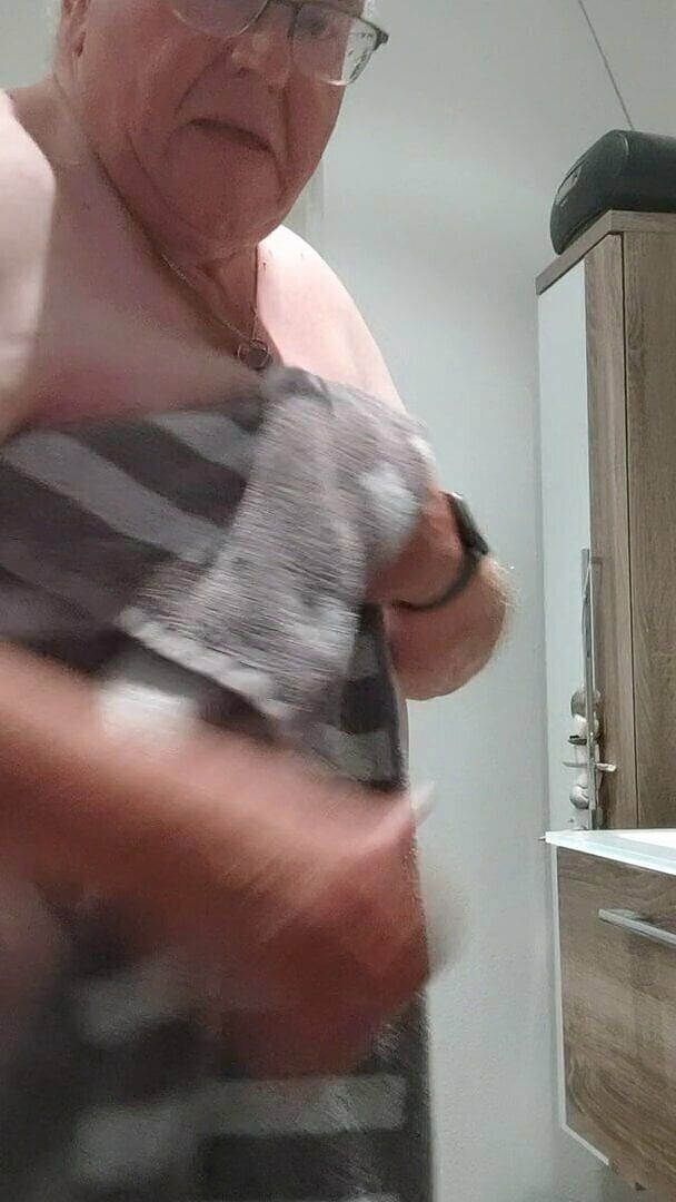 Karlchengeil: Сушка после душа и походка обнаженной в моей ванной