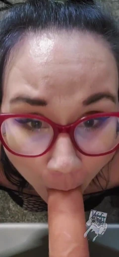 Pompino di donnona che spinge il dildo da 9 pollici
