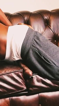 Lelaki maskulin melancap keras di sofa
